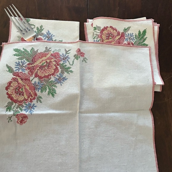 4/$50 Floral Embroidered Textile napkins set of four 🌸 - Picture 7 of 8